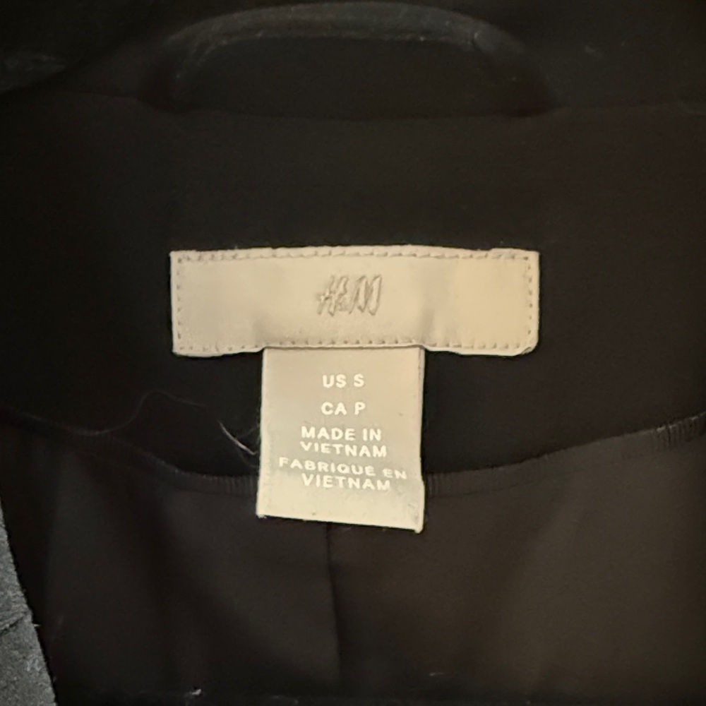 H&M Black Sleeveless Vest - Picture 2 of 2